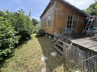 Pelouse remise en état devant le chalet de jardin