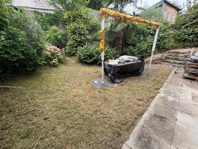 Vue d'ensemble du jardin remis en état autour de la terrasse — après