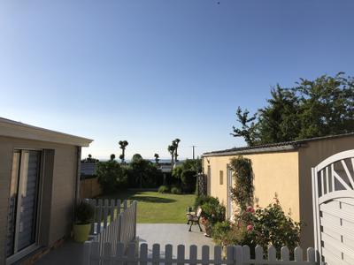 Jardin résidentiel entretenu avec vue mer