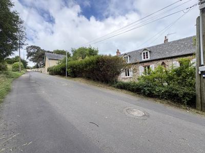 Talus enherbé et pied de haie débroussaillés en bord de route — après
