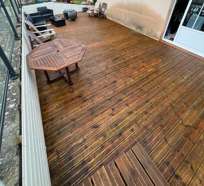 Terrasse en bois exotique propre avec mobilier de jardin après nettoyage Karcher